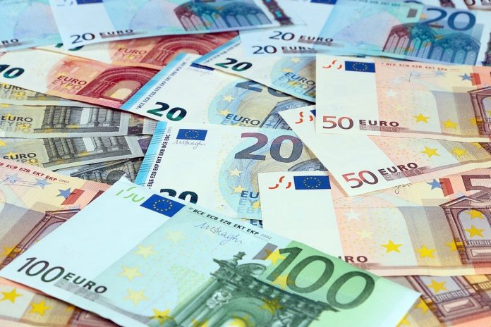 Geld BurAnd SLASH shutterstock_523421563