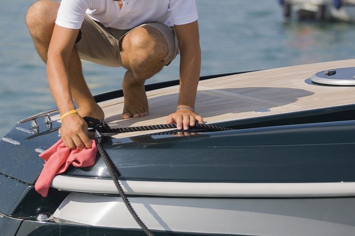 Boot poetsen schoonmaken onderhoud_ Giovanni Cardillo_shutterstock_507069019