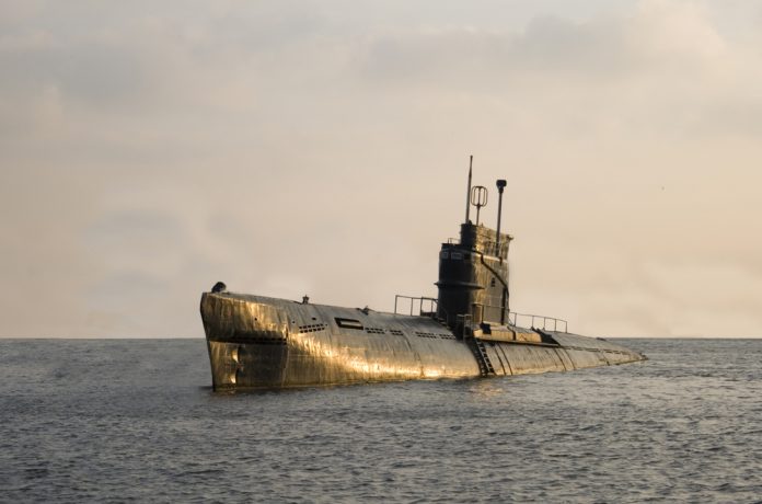Onderzeeer Foxtrot submarine_Vorm in Beeld SLASH shutterstock_21995257