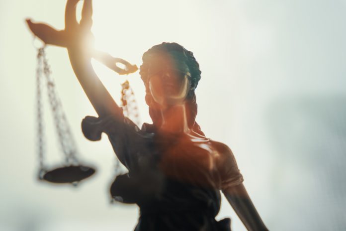 Vrouwe justitie rechter_Alexander Kirch SLASH shutterstock_602151149