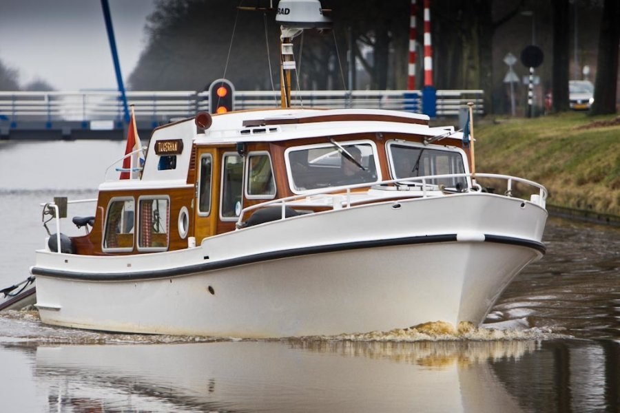 Samengroeiing Politie Woordenlijst ANWB Waterkampioen zet redactieboot Tijgerhaai te koop - BootAanBoot.nl