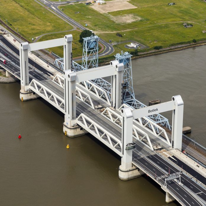 Botlekbrug_ Aerovista Luchtfotografie_ALLEEN REDACTIONEEL_shutterstock_459127462