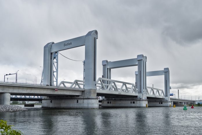 Botlekbrug_ hans engbers_ALLEEN REDACTIONEEL_shutterstock_559205527