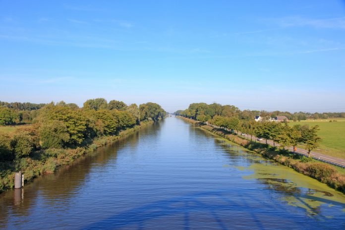 Van Starkenborghkanaal_EggHeadPhoto SLASH shutterstock_496891957