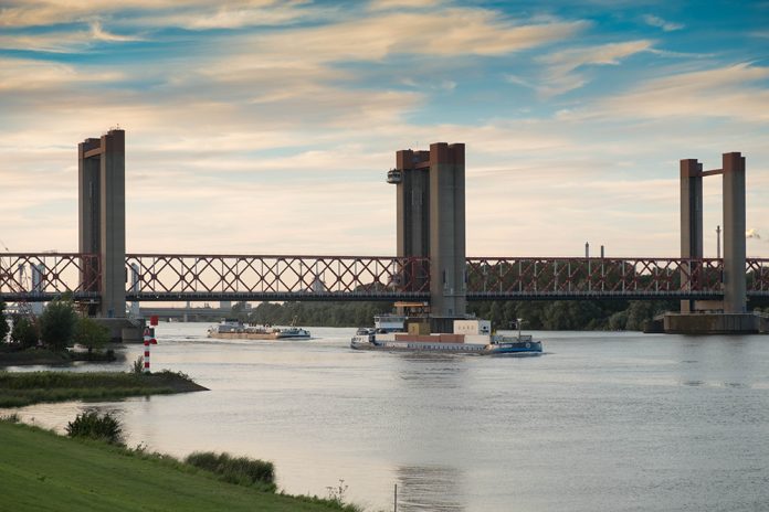 Brug Spijkenisse_Olena Tselykh SLASH shutterstock_756986689_SMALL