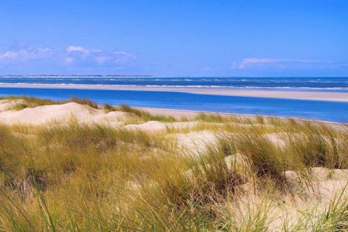 Duinen Zee Langeoog Duitsland Wadden_LianeM SLASH shutterstock_282971282