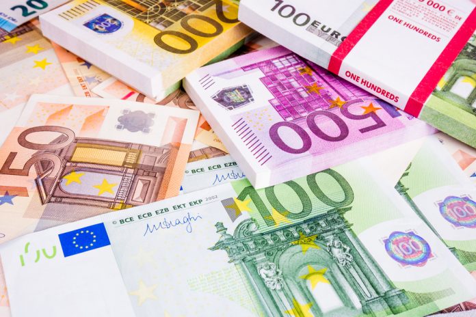 Geld_Door Ewais SLASH shutterstock_530751352