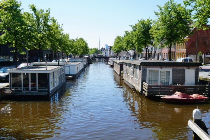 Woonboot Groningen_ Axel Bueckert_ALLEEN REDACTIONEEL_shutterstock_649475545
