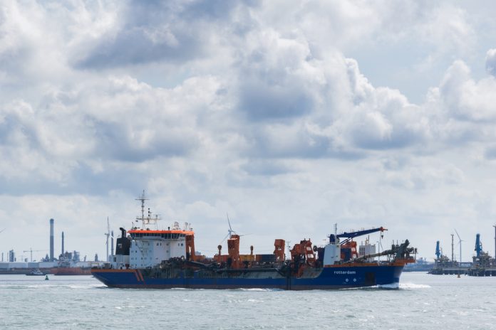Baggerschip Rotterdam_Riekelt Hakvoort SLASH shutterstock_702737848_ALLEEN REDACTIONEEL