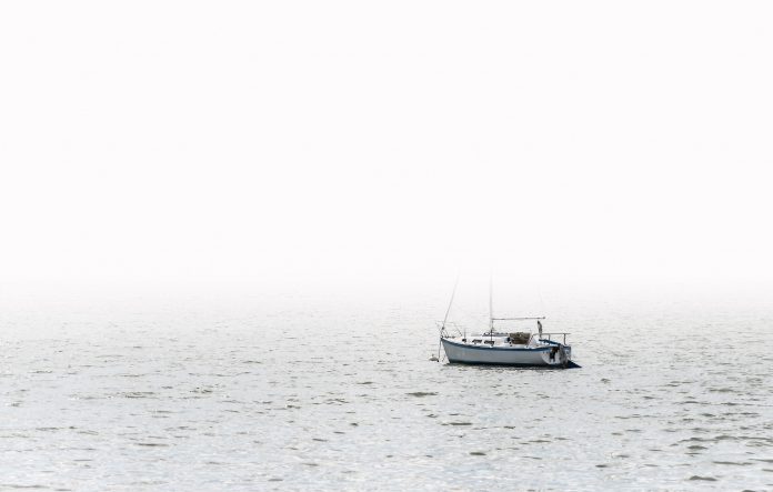 Zeilboot in mist_mariakraynova _ shutterstock_232259344