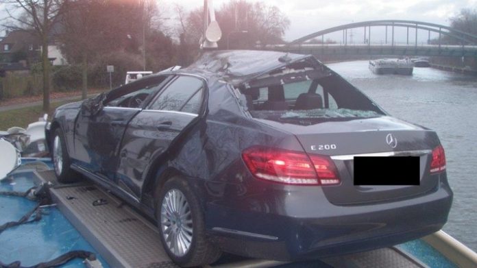 Mercedes ongeval schip Politie Duisburg