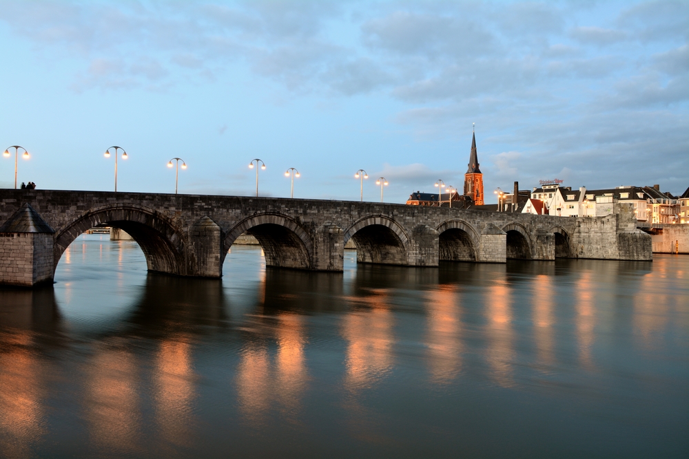 lichtkunst-in-brugwachtershuisje-sint-servaasbrug-maastricht