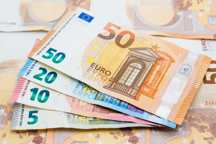 Geld_Lukas Juocas_shutterstock_1033388782