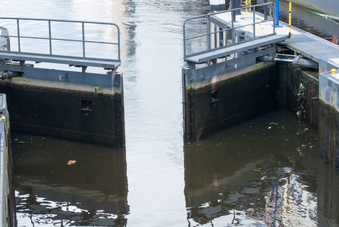 Sluisdeur_Peter Schleipfer_shutterstock_711817600