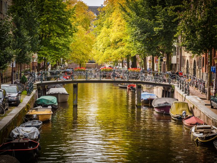 Amsterdamse gracht_S.Borisov_shutterstock_120976837