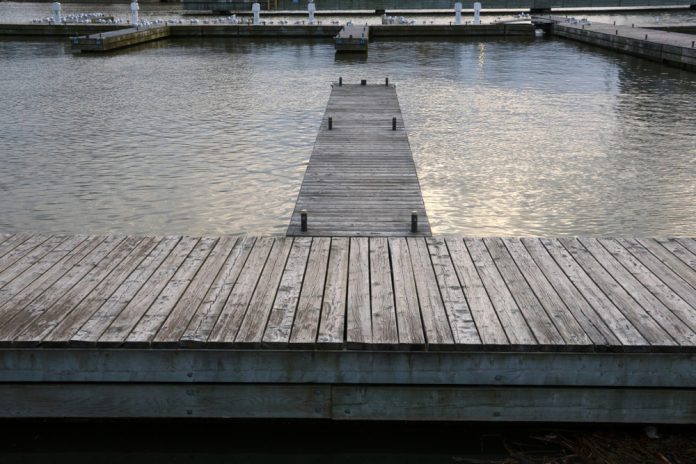 Lege jachthaven_BlokPhoto_shutterstock_1068559484