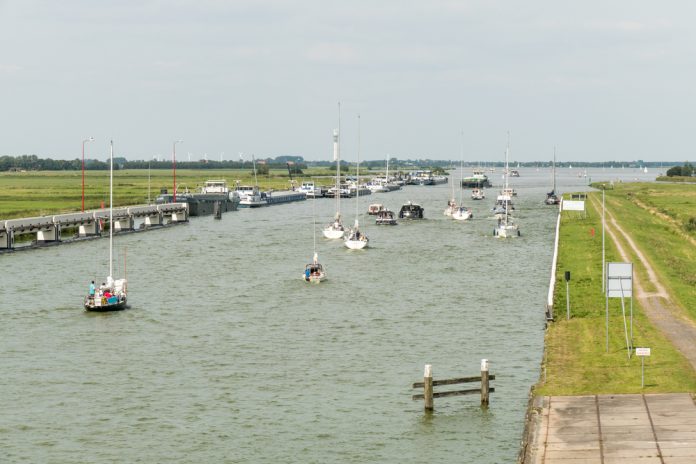 Prinses Margrietkanaal_ Martien van Gaalen_ALLEEN REDACTIONEEL_shutterstock_311251424