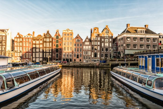 Rondvaartboten_ massimofusaro_shutterstock_315193307