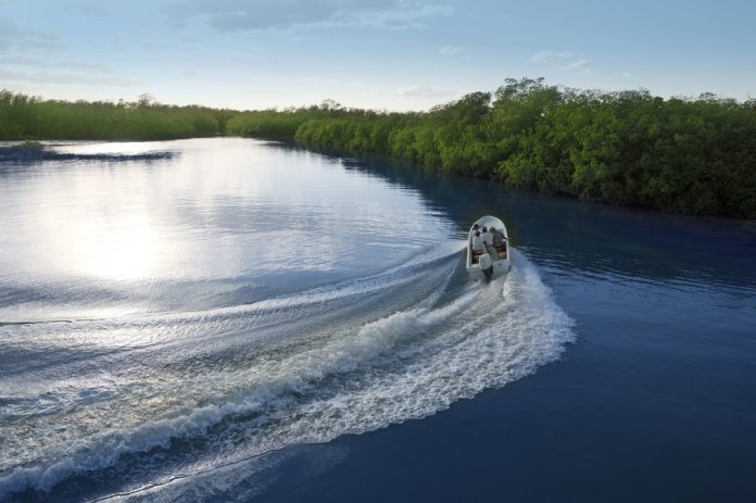 Speedboat_Snelheid_Door Tono Balaguer_shutterstock_47089162