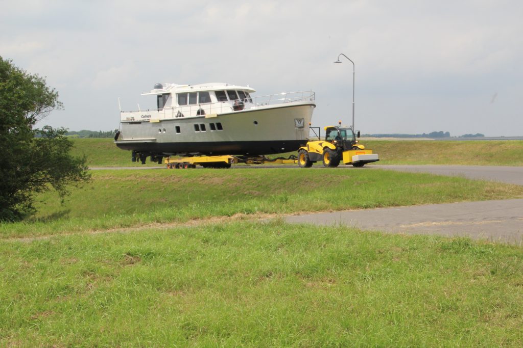 Nieuw gebouwd motorjacht te water gelaten BootAanBoot.nl