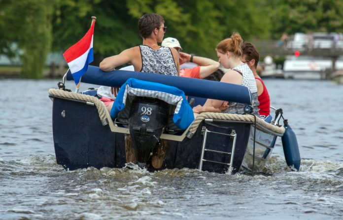 Nederlandse boot_ALLEEN REDACTIONEEL_Roel Slootweg _ Shutterstock.com_shutterstock_1096122272