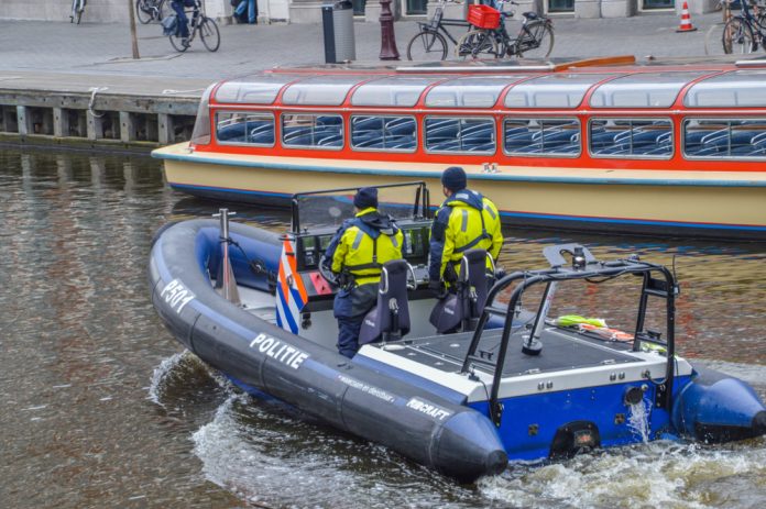 Politieboot_Amsterdam_ALLEEN REDACTIONEEL_DutchMen_Shutterstock.com_shutterstock_1057387472