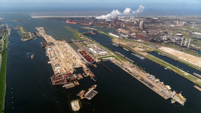 Sluis IJmuiden_ALLEEN REDACTIONEEL_Aerovista Luchtfotografie _Shutterstock.com_shutterstock_1080302447