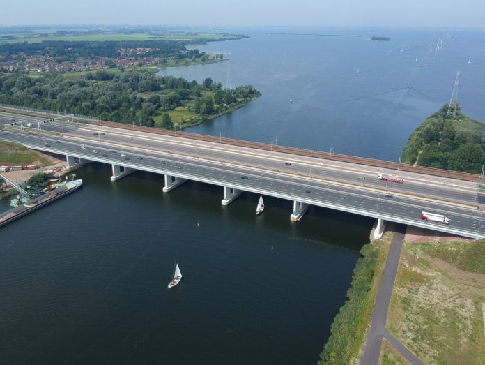 Hollandse Brug_Jarretera SLASH shutterstock_701752327