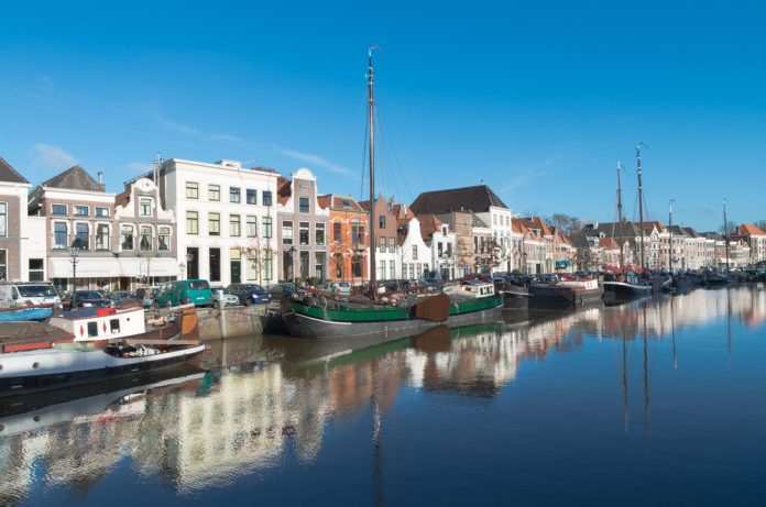 Zwolle_Gracht_Door hans engbers_shutterstock_175725155