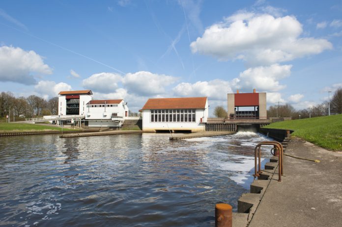 Eefde_Sluis SLASH shutterstock_185401265