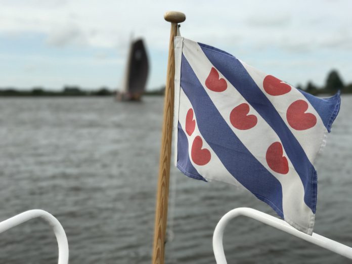 Friese vlag op boot_Door TellyVision_shutterstock_702196156
