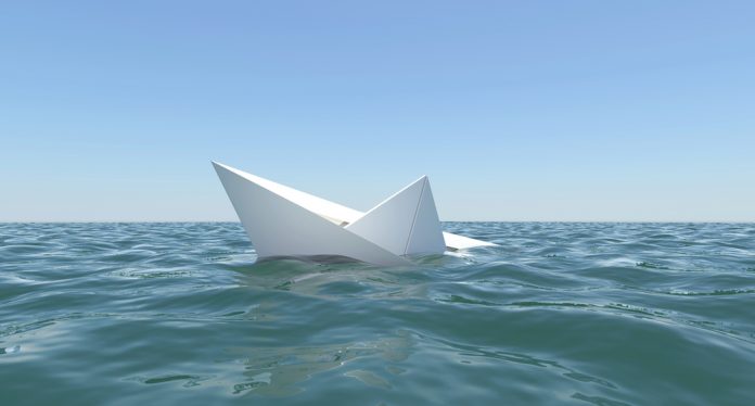 Papieren bootje_Cherezoff_shutterstock_107513780