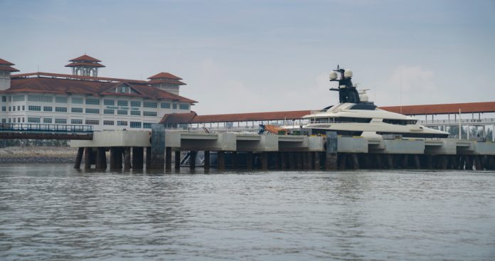 Equanimity Oceanco corruptie_cjmac _ Shutterstock.com_ALLEEN REDACTIONEEL_shutterstock_1177275175