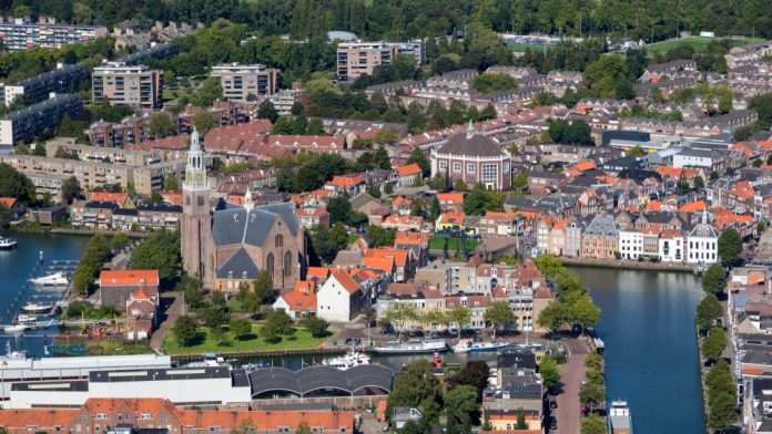 Maassluis_VanderWolf Images SLASH shutterstock_1062236123