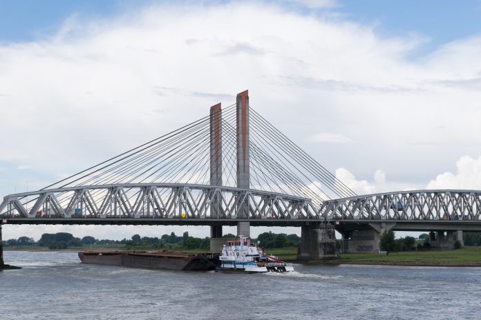 Binnenvaart_Riekelt Hakvoort _Shutterstock.com_ALLEEN REDACTIONEEL_shutterstock_688256512