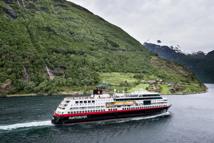 Hurtigruten Cruise_Door Bjoern Wylezich_ALLEEN REDACTIONEEL_shutterstock_663882805