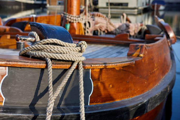 Klassieke boot_Door Gary Le Feuvre_shutterstock_1053423506