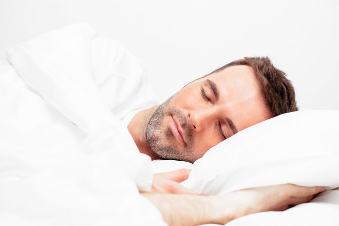 Slapende man_baranq SLASH shutterstock_185891126