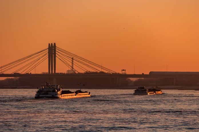 Binnenvaartschip_ fokke baarssen_shutterstock_1026731026