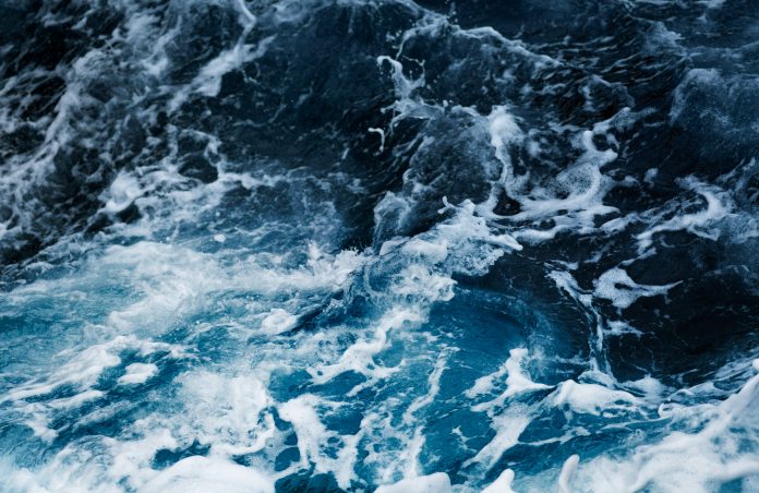 Oceaan_Door AlexZaitsev_shutterstock_374357350