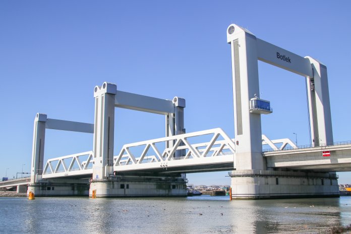 Botlekbrug_ Andre Muller_shutterstock_1061625161