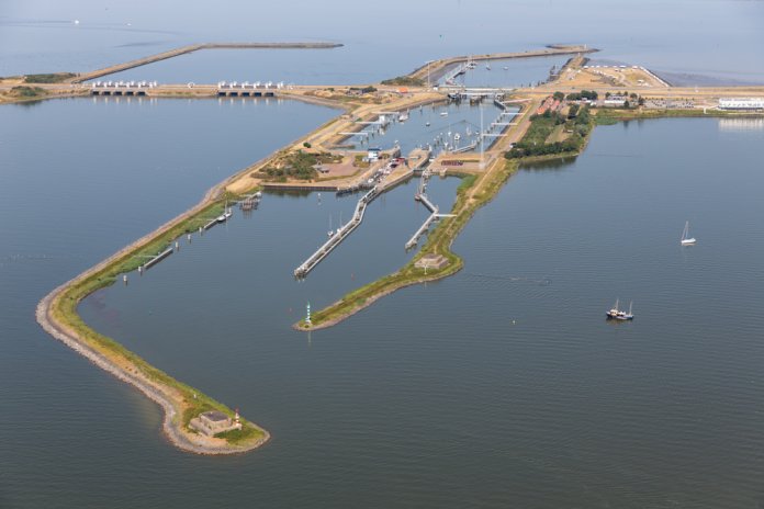 Sluis_Kornwerderzand_T.W. van Urk SLASH shutterstock_1165105294