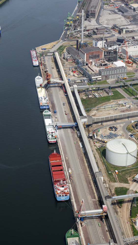 Sluiskil_Aerovista Luchtfotografie SLASH shutterstock_374673208_ALLEEN REDACTIONEEL