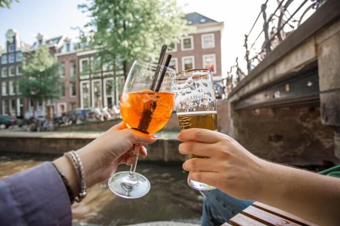 Alcohol_grachten_Amsterdam_Ale_Koziura SLASH shutterstock_1177530589_bewerkt