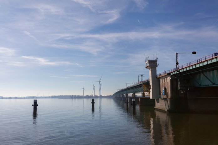 Haringvlietsluis_Samsamproduction_shutterstock_1338727886