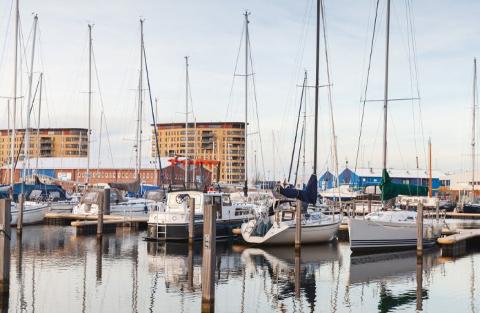Marina Muiderzand_almere Poort_Evannovostro SLASH shutterstock_1136321105