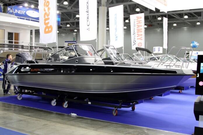 Speedboot_Anatoliy Kosolapov SLASH shutterstock_1009649350
