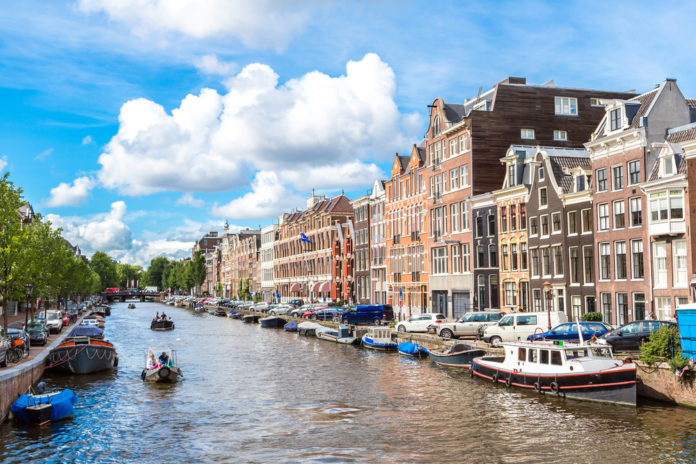 Amsterdamse grachten_door S-F SLASH shutterstock_247449736