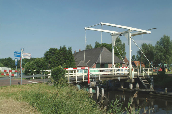 Brug Groningen_Martin de Schrijver_shutterstock_1456293863