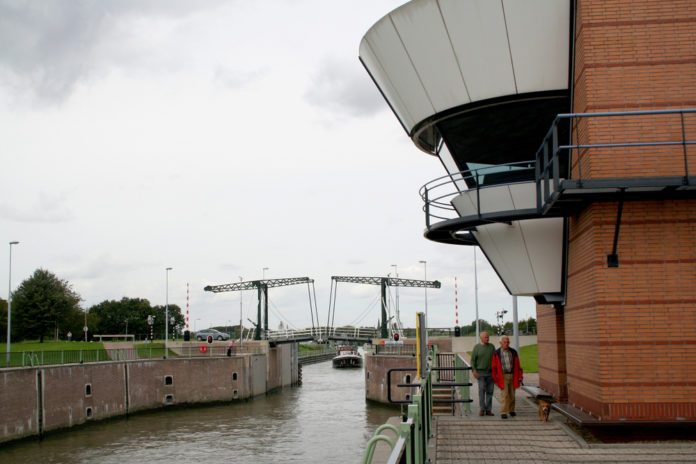 Sluis Vianen_ Joop Hoek_REDACTIONEEL_shutterstock_1075998311